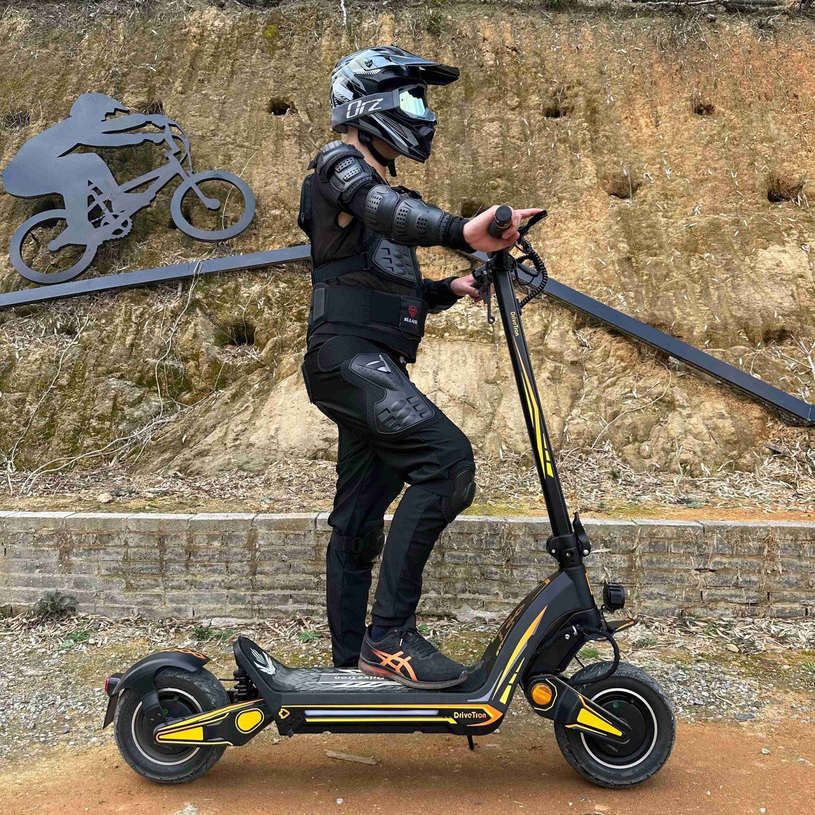 DriveTron DT06 Electric Scooter, the dt06 carries 265 lbs without a fuss