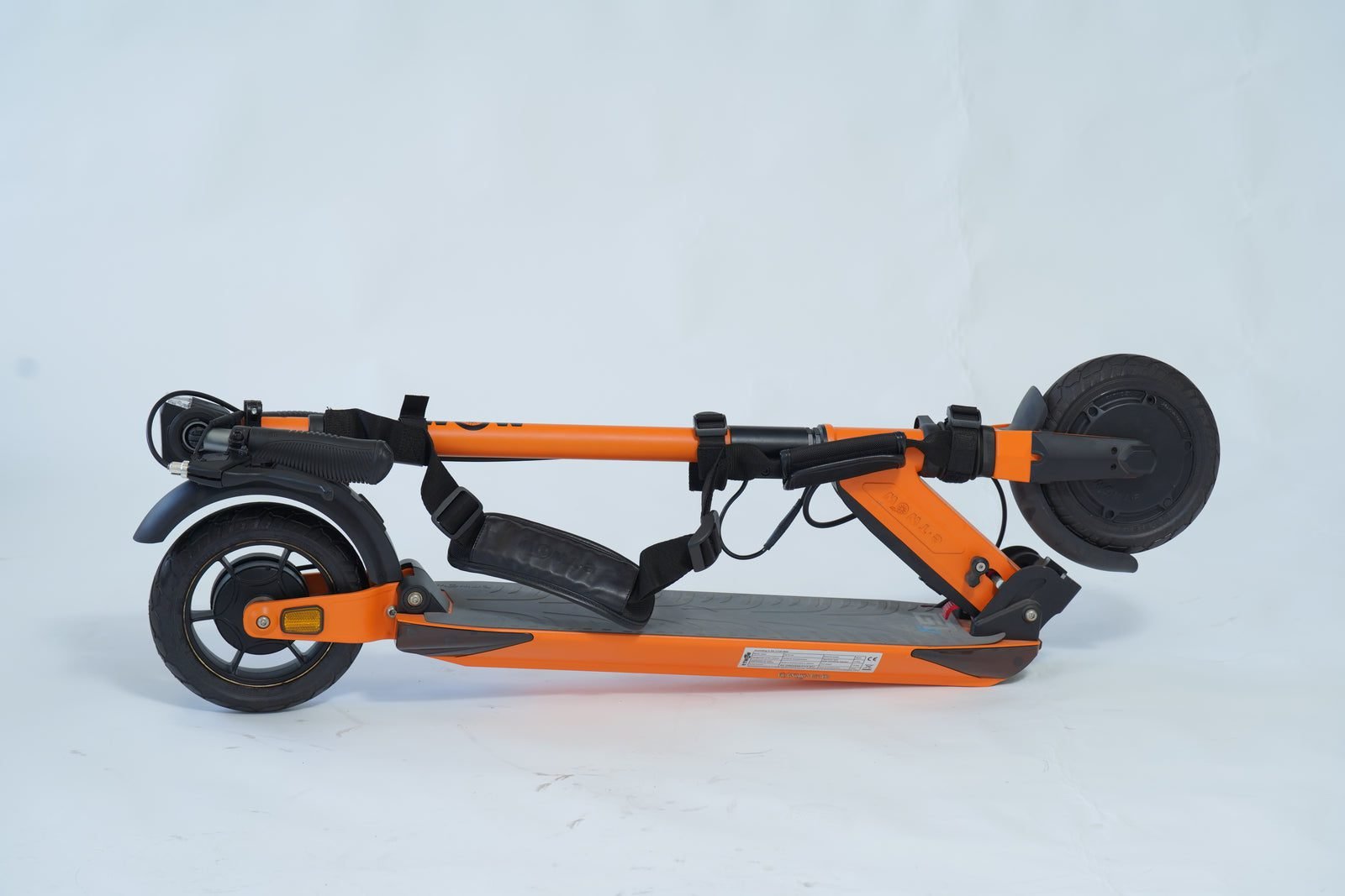 Carrying an electric scooter with the E-TWOW shoulder strap