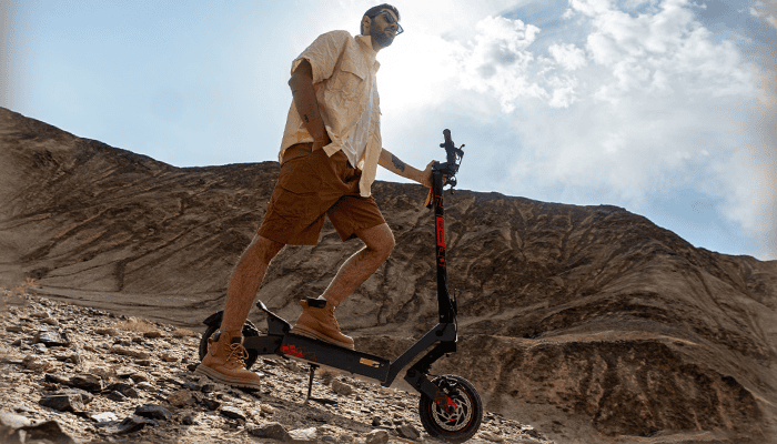 Rider pushing the KUKIRIN G2 Ultra over rocks