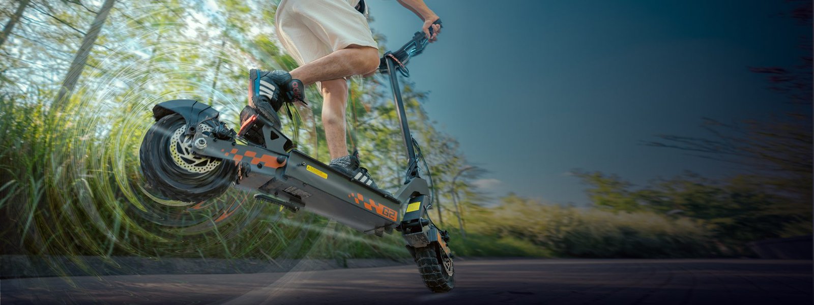 Rider on the KUKIRIN G2 on a forest trail