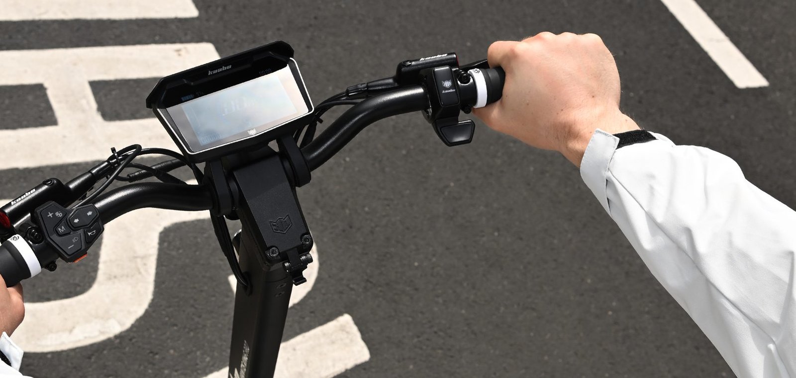 Kaabo Mantis King Pro electric scooter 3.5-inch smart display