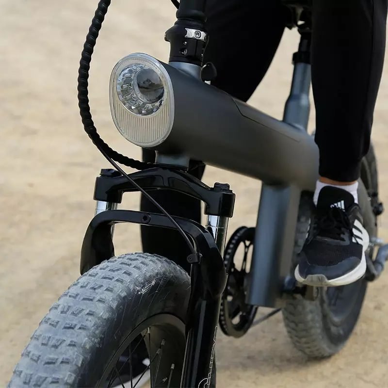 Integrated LED headlight and suspension fork on the Q3 e-bike