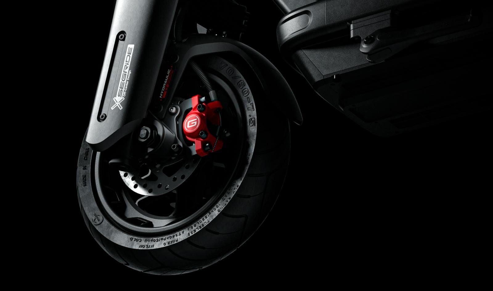 Close-up of the front hydraulic suspension