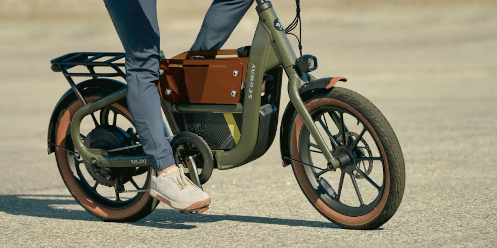 Center-mounted basket on the e-bike frame