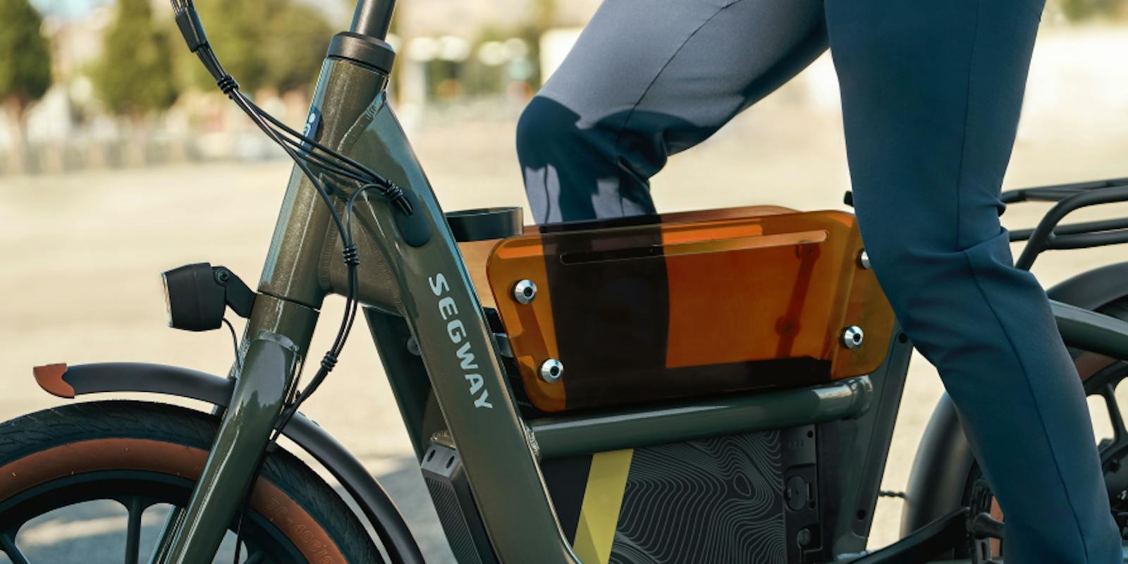 E-bike with the middle basket fitted