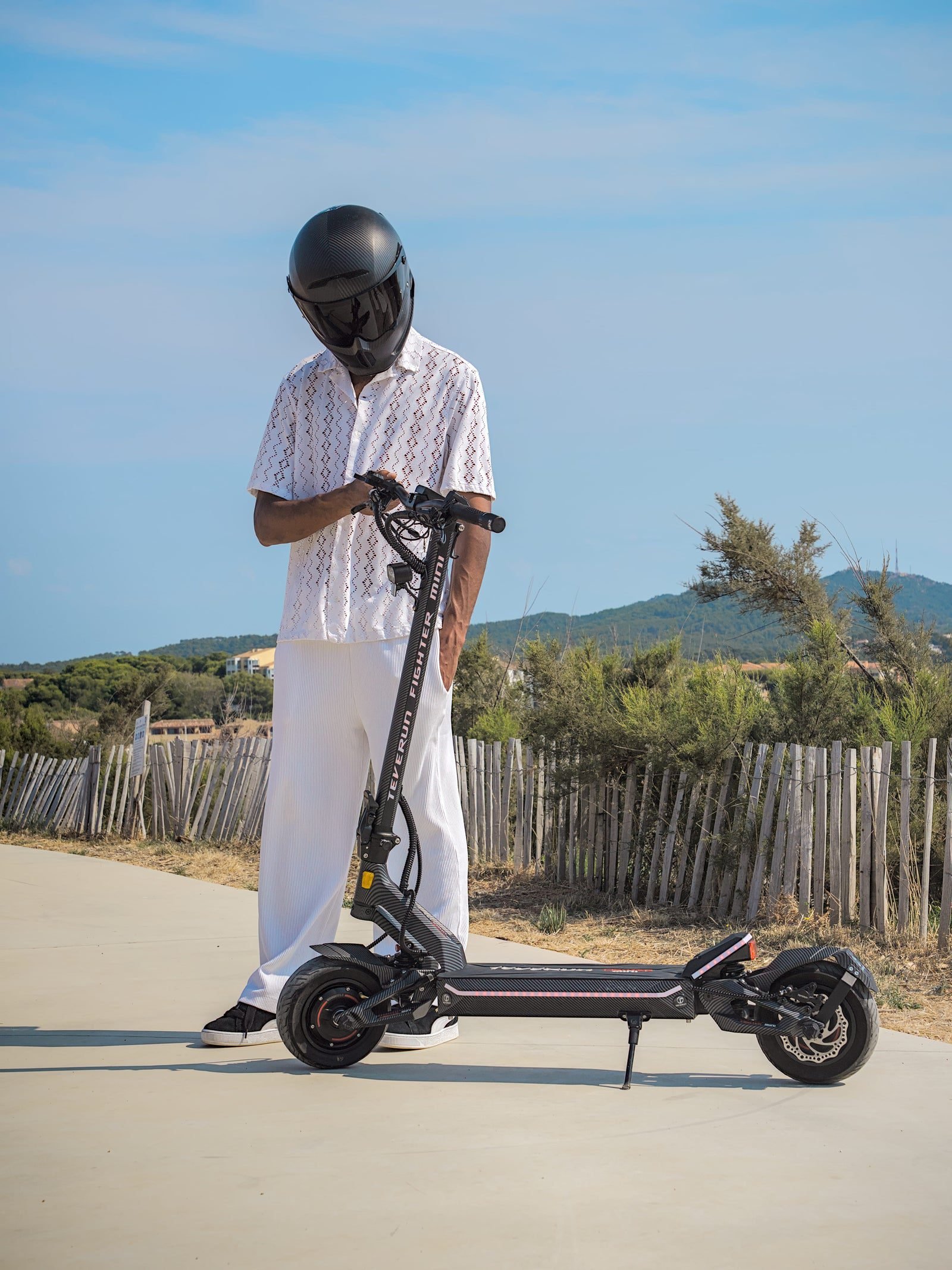 Fighter Mini Pro electric scooter in black and carbon fiber