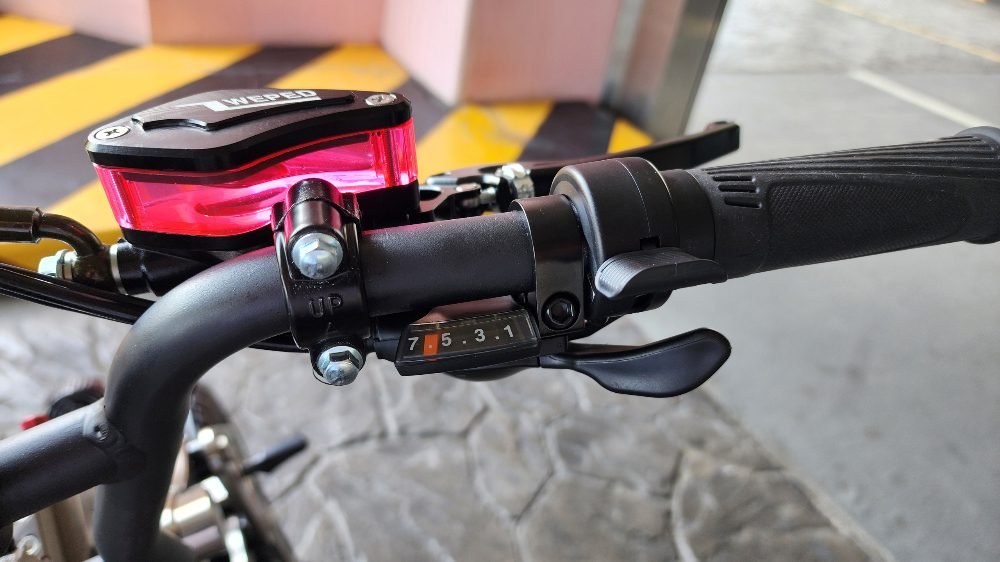 WEPED F1 electric bike shimano 7-speed shifter and thumb throttle