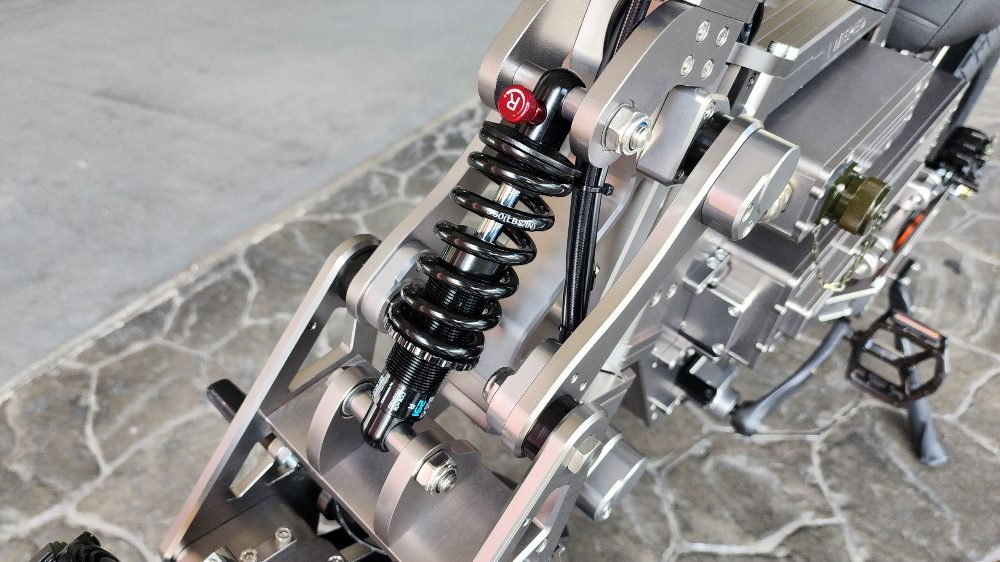 Front suspension, oil damped