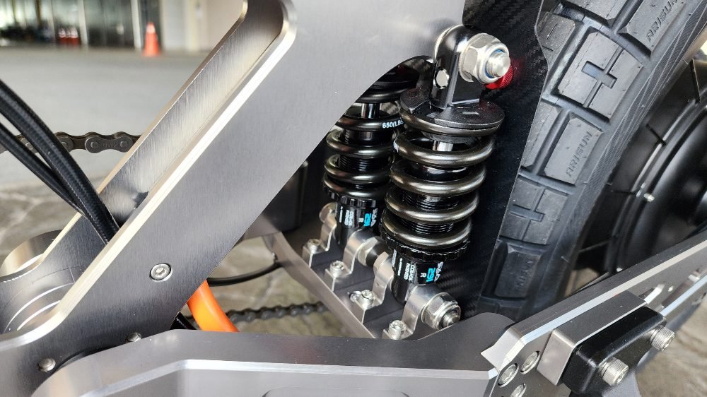 Dual rear suspension, oil damped