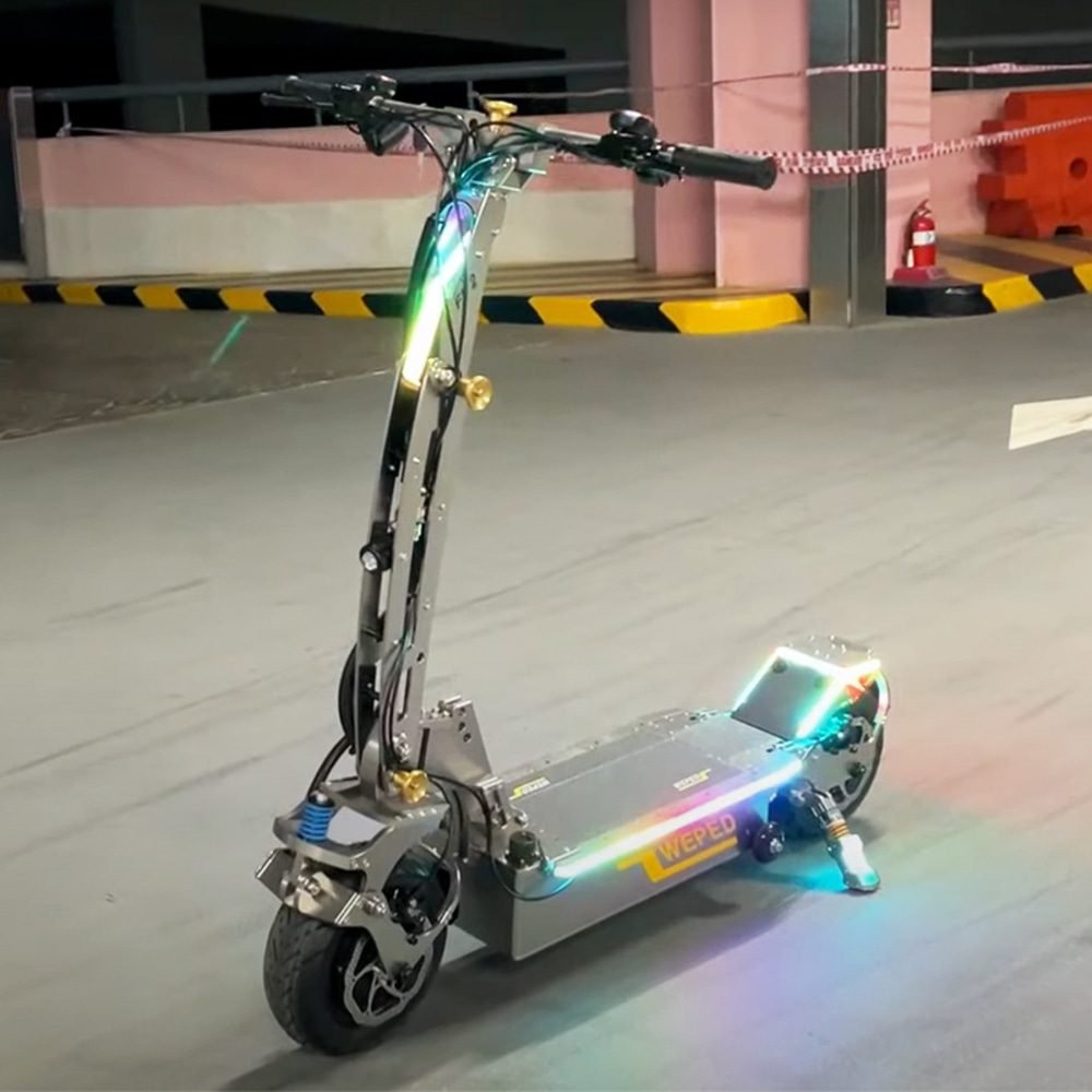 With LED deck, LED rear garnish and LED kickstand